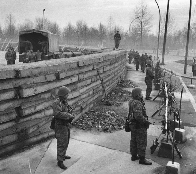 Берлинская стена, возведенная в 1961 году